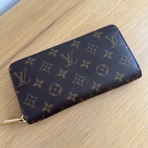100% Authentic Louis Vuitton Zippy Wallet